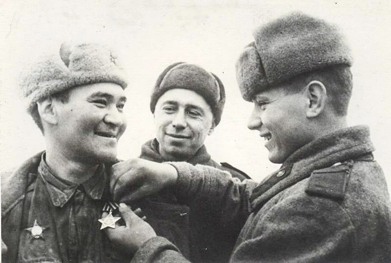 Un soldat soviétique recevant une récompense
