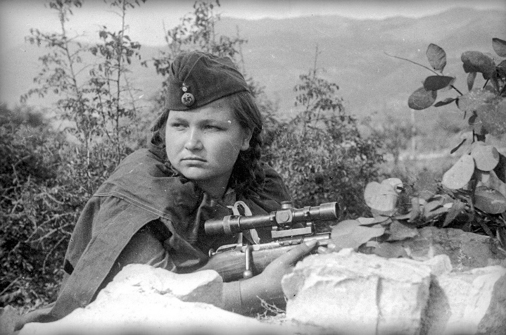 La célèbre femme tireur Valentina Koussanova posant avec son fusil
