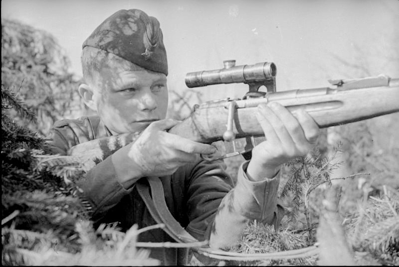 Vladimir Sokolov, héros de guerre, posant avec un fusil
