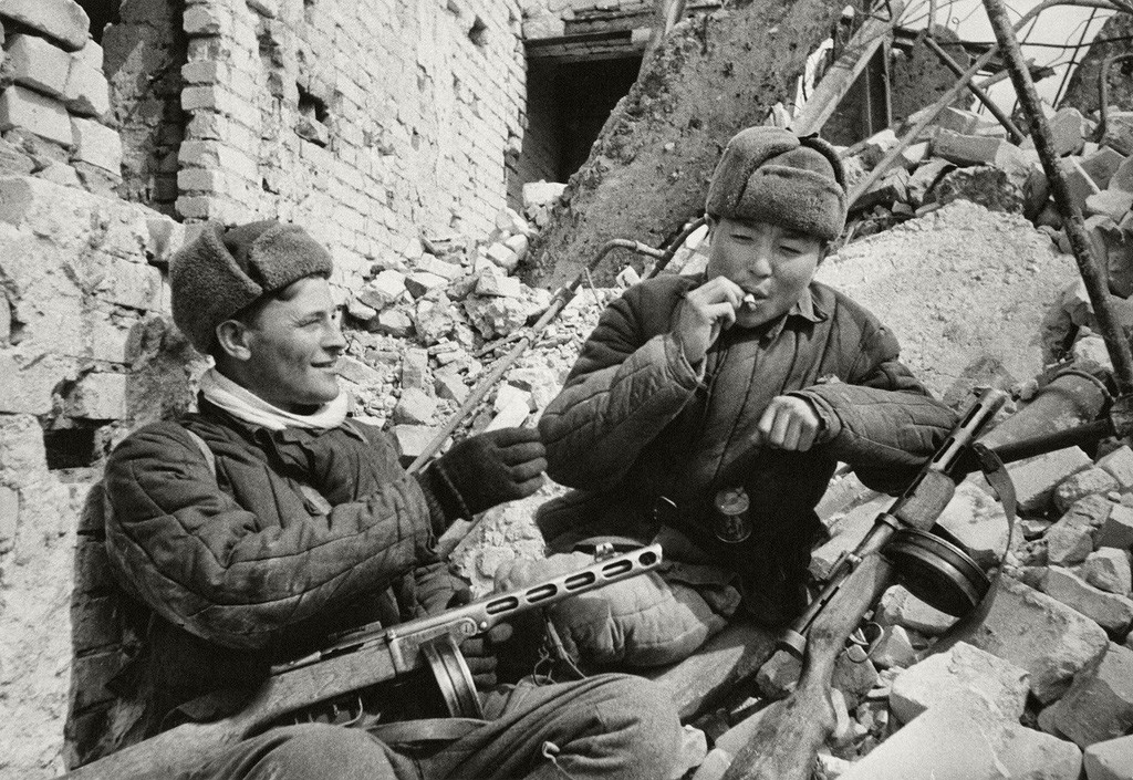 Des participants à la bataille de Stalingrad partageant une cigarette
