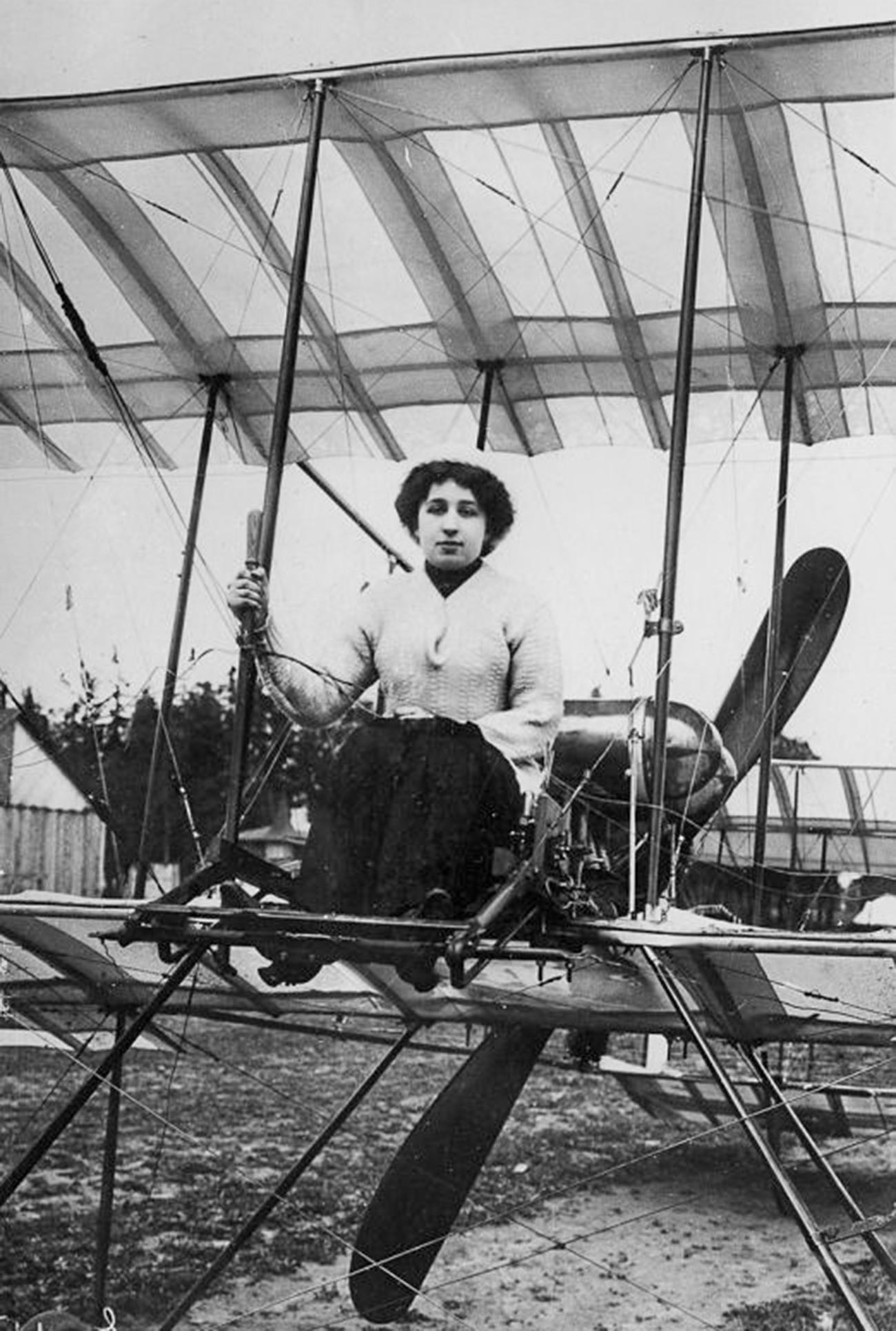 Primera piloto rusa Lidia Zvéreva en el avión Farman-4