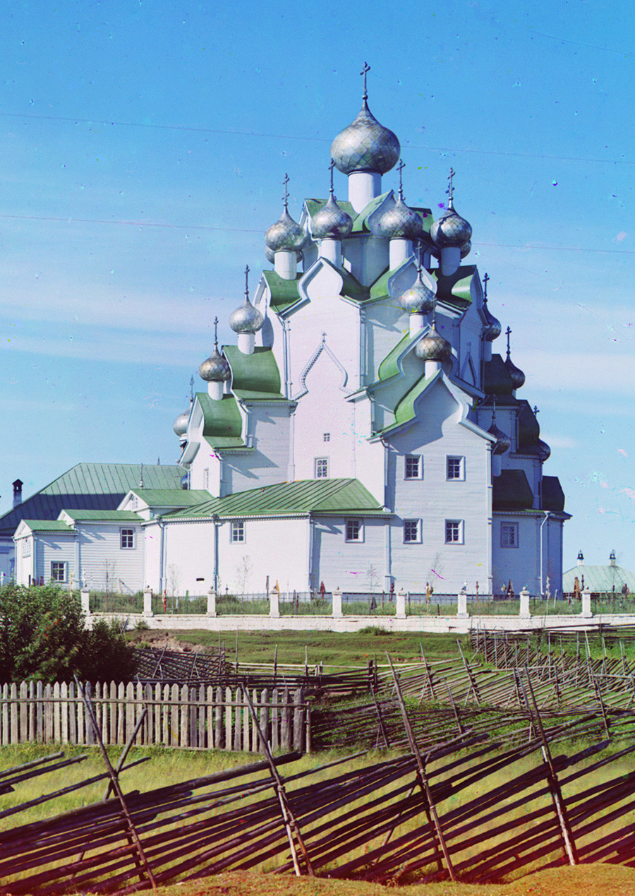 Villaggio di Ankhimovo sul fiume Vytegra. Chiesa dell'Intercessione (con rivestimento in tavole del XIX secolo). Lato sud-occidentale. Estate 1909