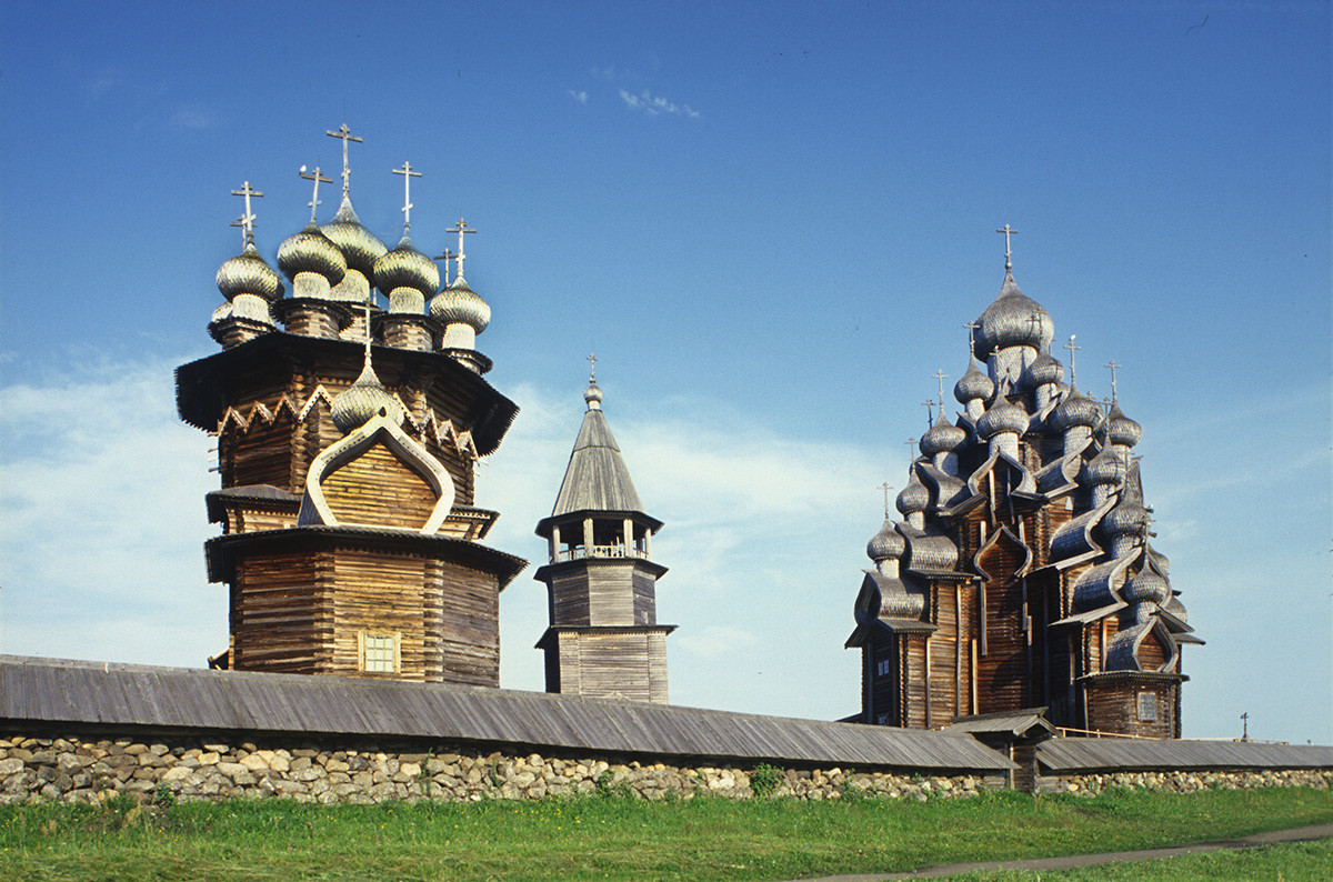 Kizhi pogost. Lato sud-orientale con il muro di pietra. Da sinistra: la Chiesa dell'Intercessione, il campanile, la Chiesa della Trasfigurazione. 13 luglio 2007