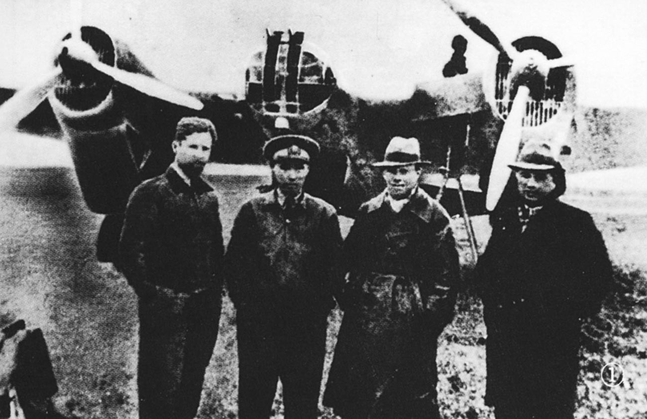 Совјетски пилоти на аеродрому Ханкоу. Слева надесно: Б. Б. Камоњин, кинески пилот, А. А. Лебедев и преводилац.