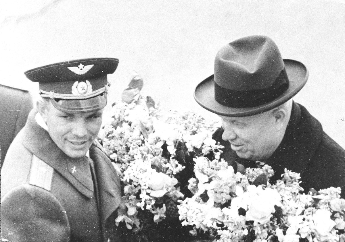 Iúri Gagárin e Nikita Khruschóv no aeroporto de Vnúkovo durante recepção em Moscou após o voo pioneiro do primeiro, em 14 de abril de 1961.