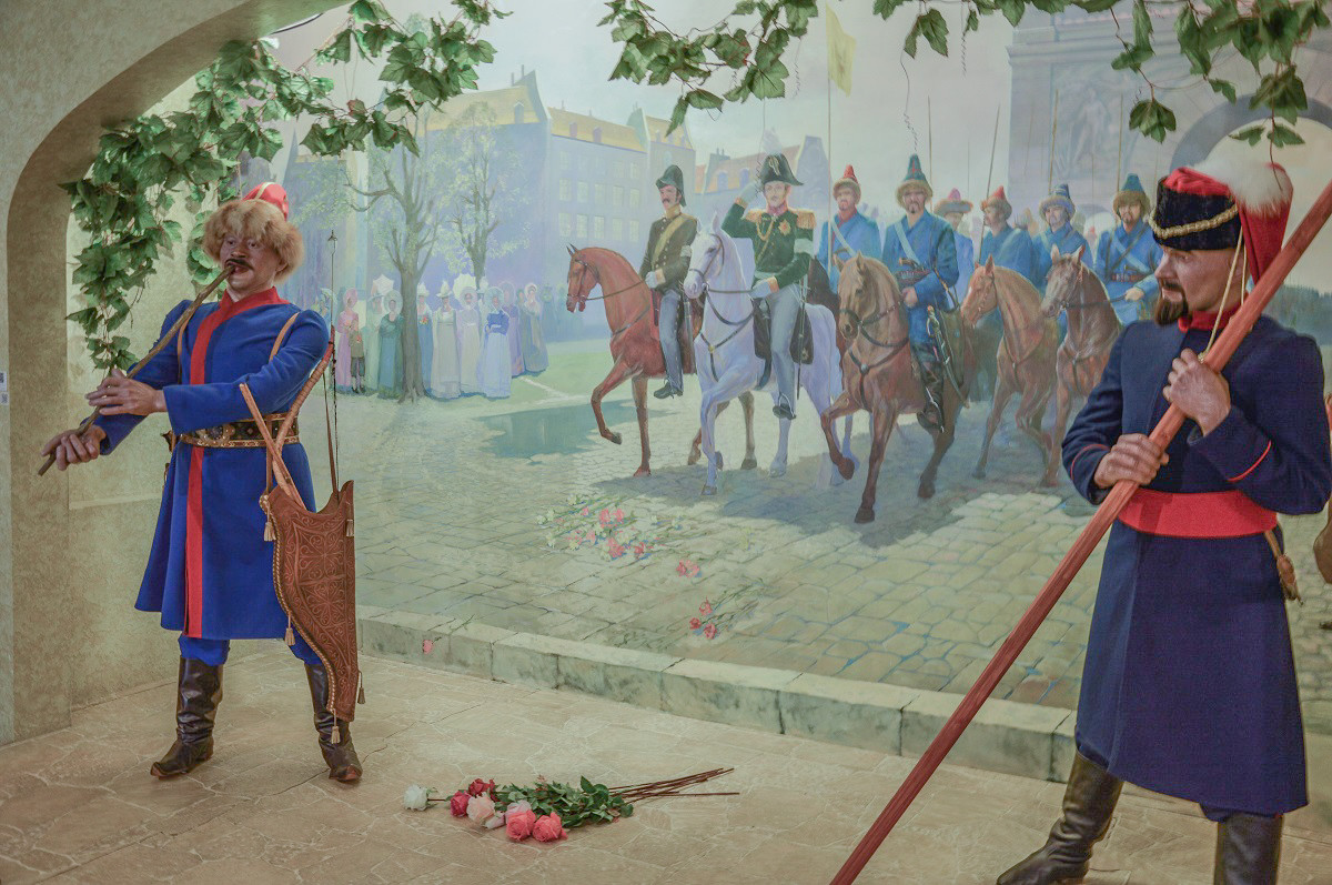 Troupes russes passant l'arc de Triomphe, à Paris, en 1814. L'on peut y constater la présence de cavaliers bachkirs. Reconstitution au Musée national de la République de Bachkirie, à Oufa
