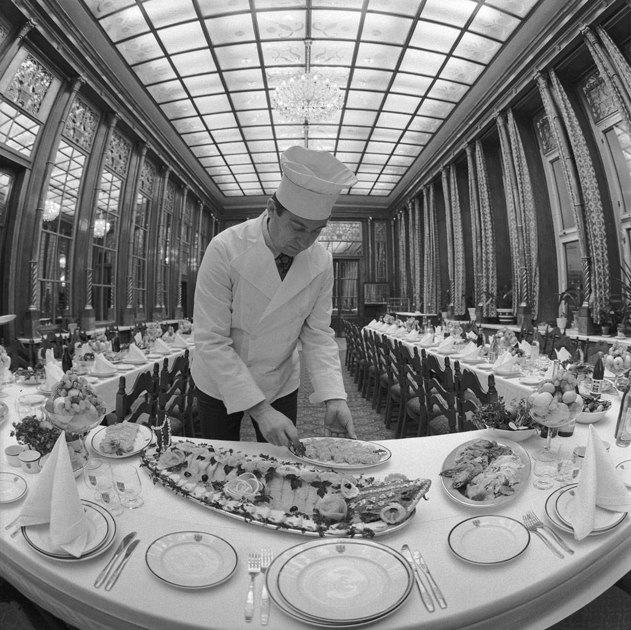 The Mirror Hall of the Praga restaurant.