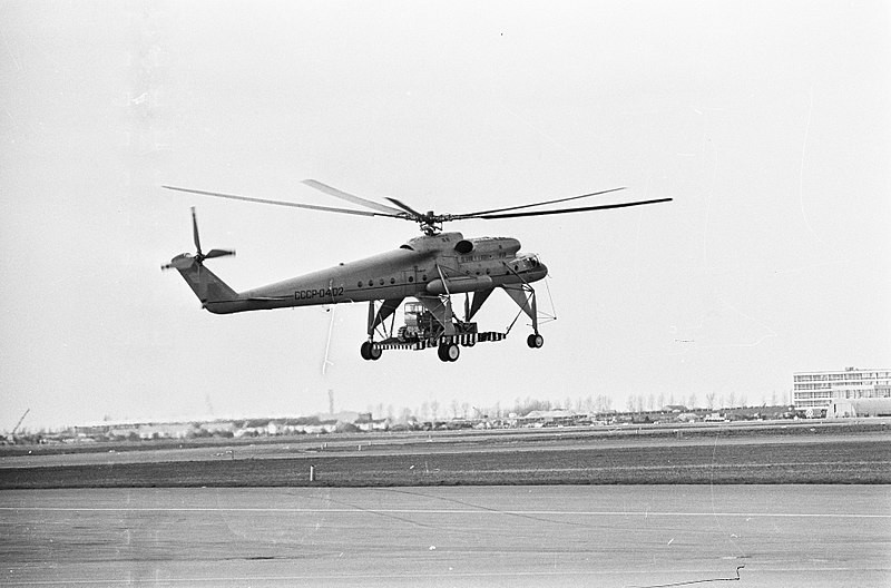 Mi-10K demonstra suas capacidades em aeroporto holandês. 1966.
