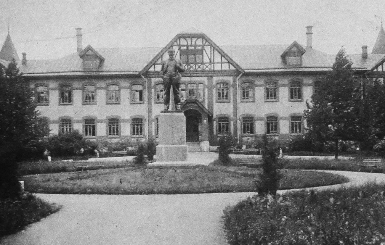 Denkmal für Lenin auf dem zentralen Platz der Stadt Puschkin.