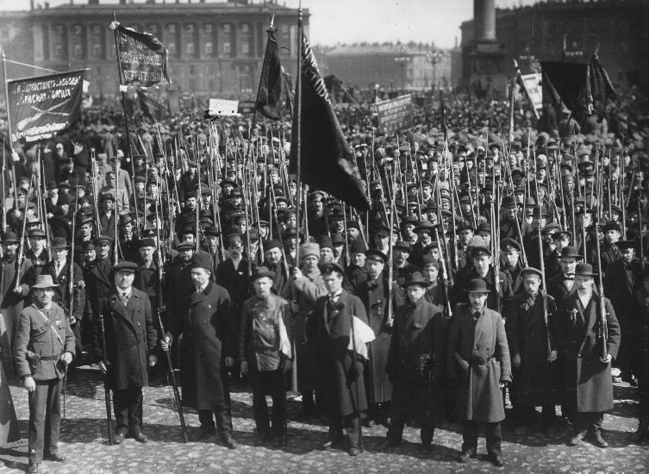 Manifestação na Praça do Palácio. 