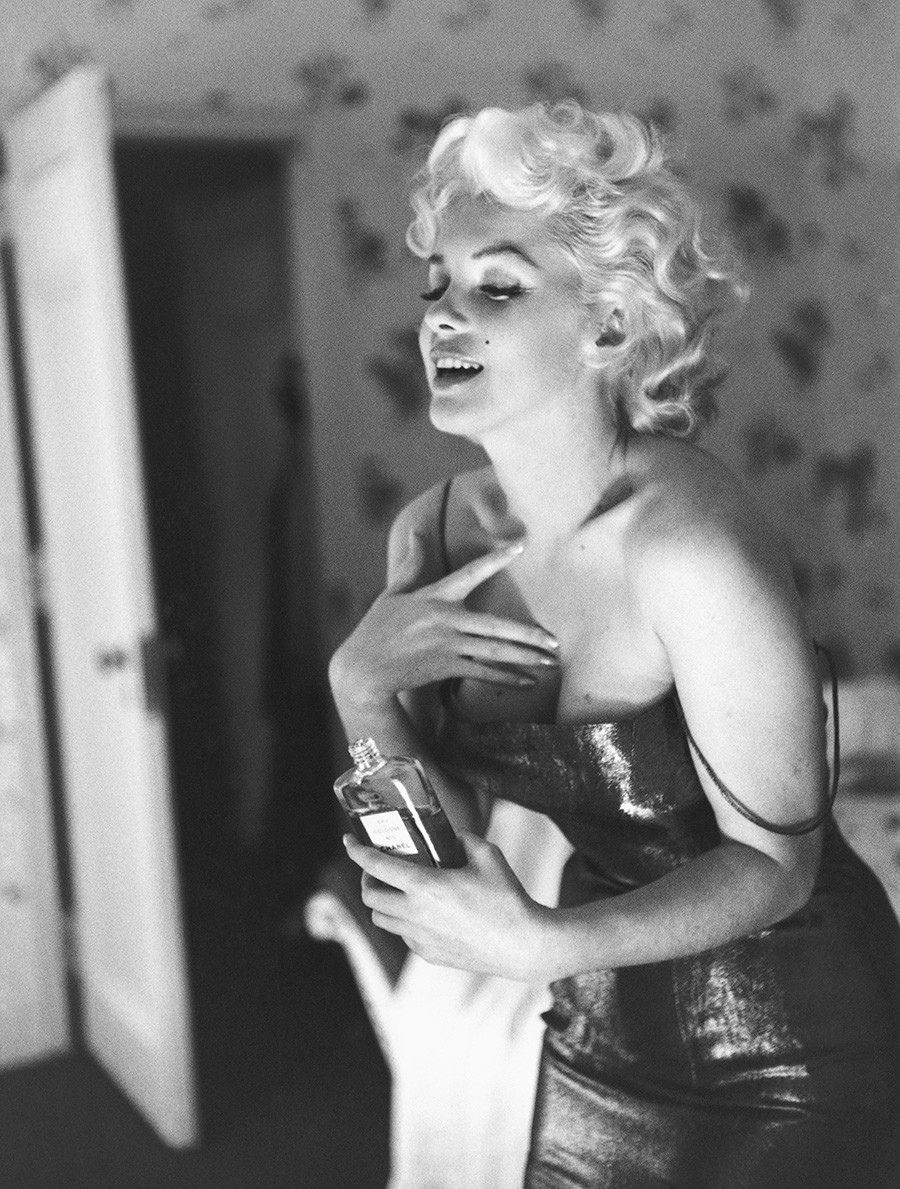 Marilyn Monroe dengan sebotol parfum Chanel No. 5