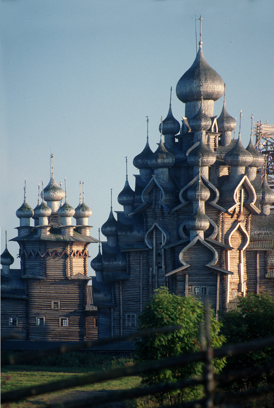 Pogost de Kizhí, vista norte con teleobjetivo a través de una valla de los pastos. Desde la izquierda: Iglesia de la Intercesión, Iglesia de la Transfiguración. 6 de agosto de 1991