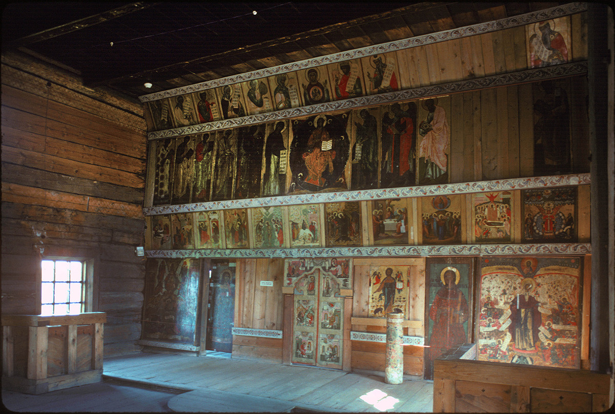 Iglesia de la Intercesión. Interior con pantalla de iconos antes de la restauración. 13 de julio de 1993