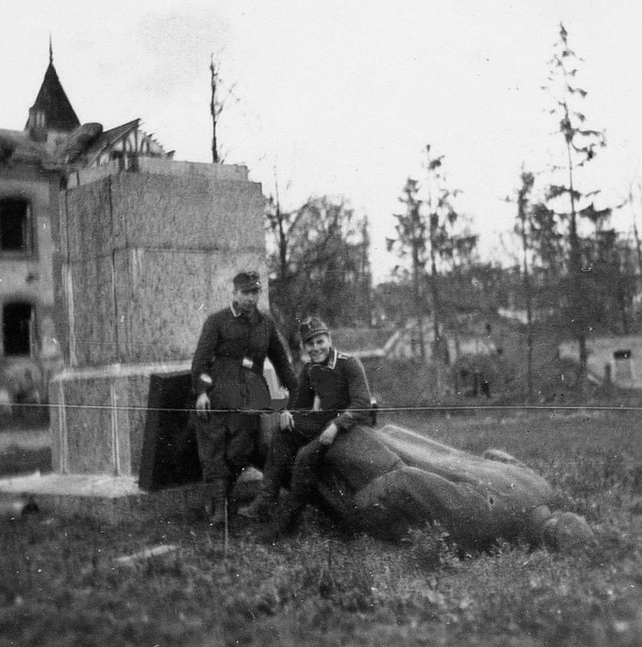 German soldiers near the toppled-down monument in Pushkin, 1941