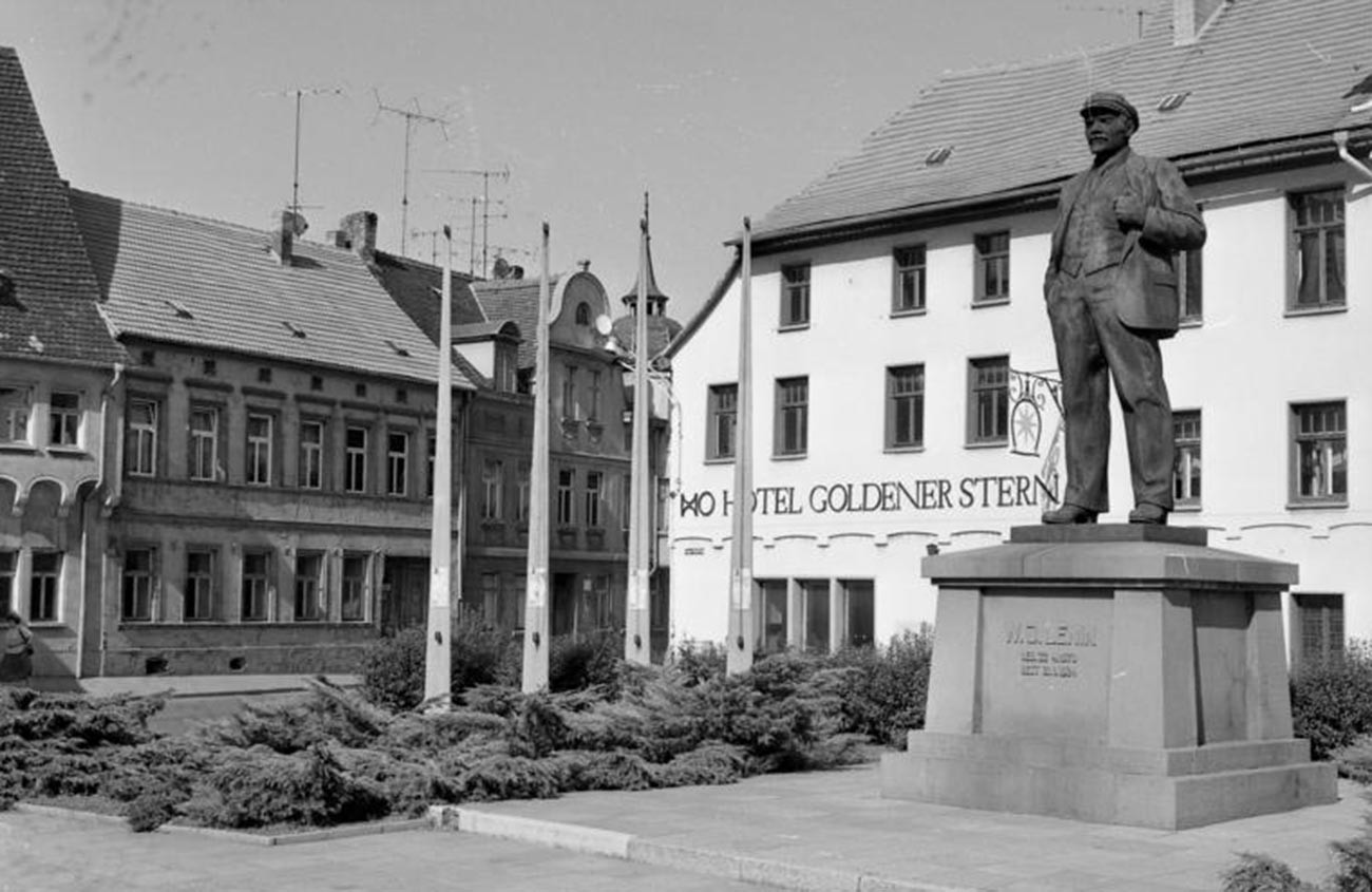 The monument shortly before transportation to Berlin, 1991