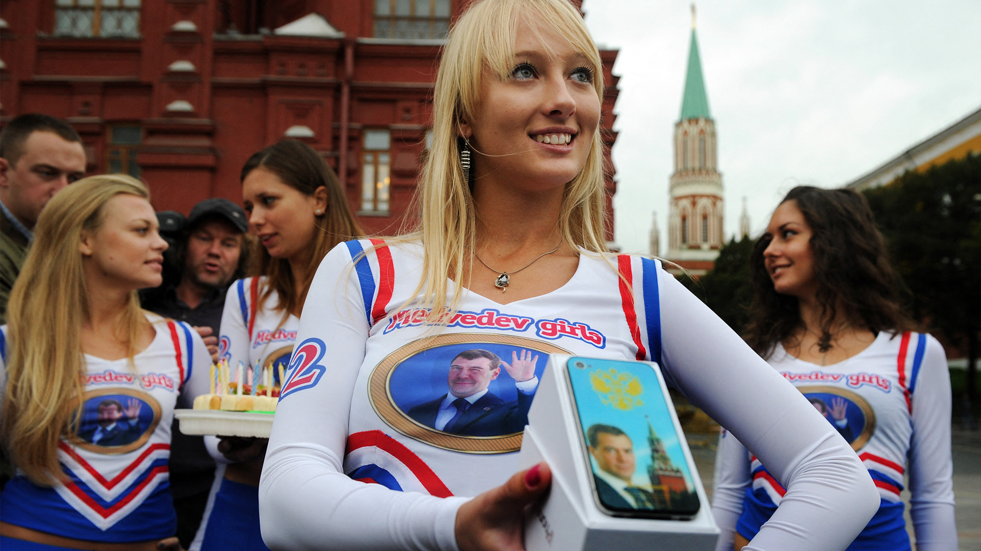 ‘Medvedev Girls' merayakan ulang tahun Presiden Dmitry Medvedev.