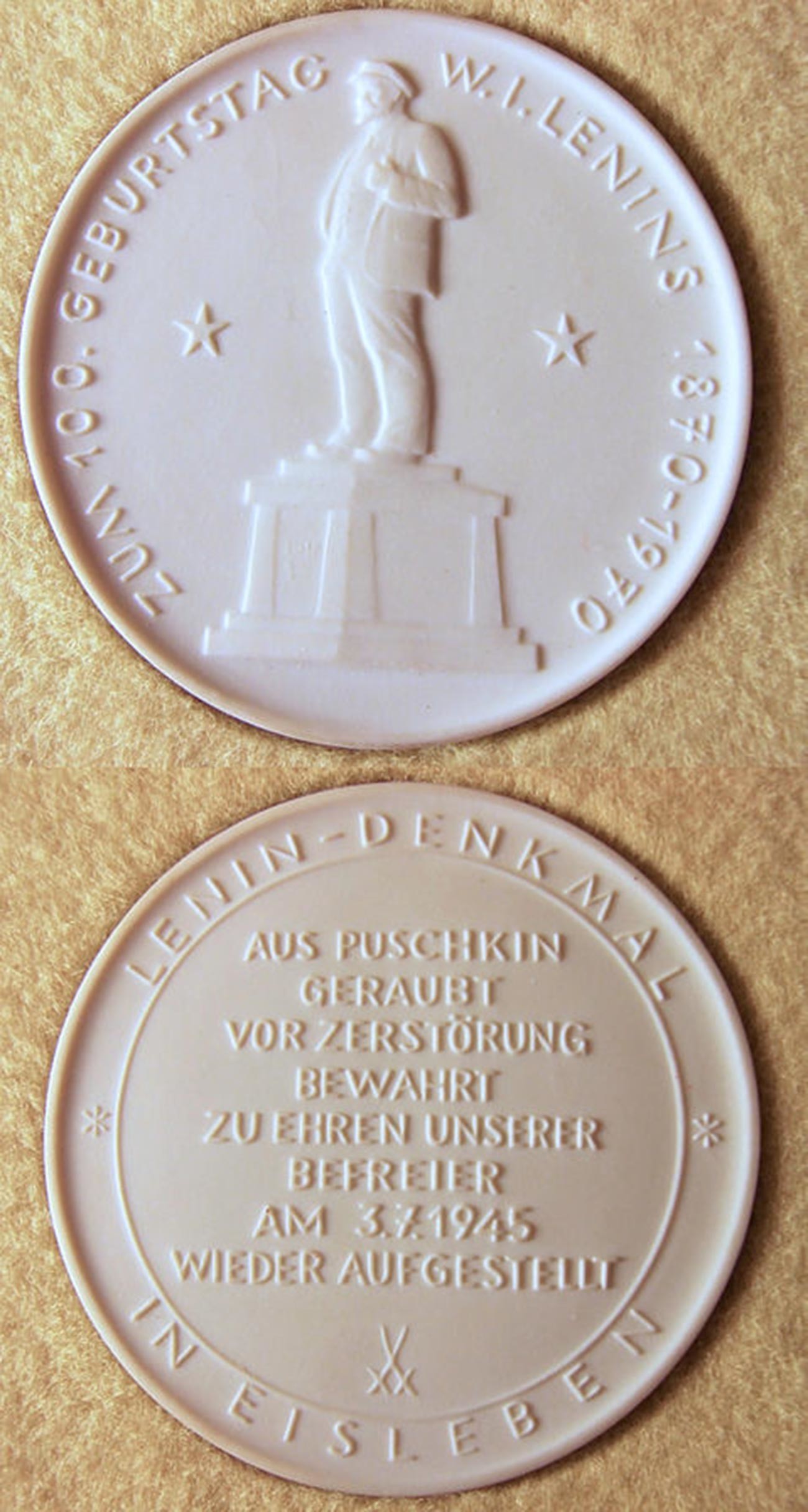 Spominska medalja (1970) iz meissenskega porcelana ob 100. obletnici Leninovega rojstva s podobo Leninovega spomenika v Eislebnu