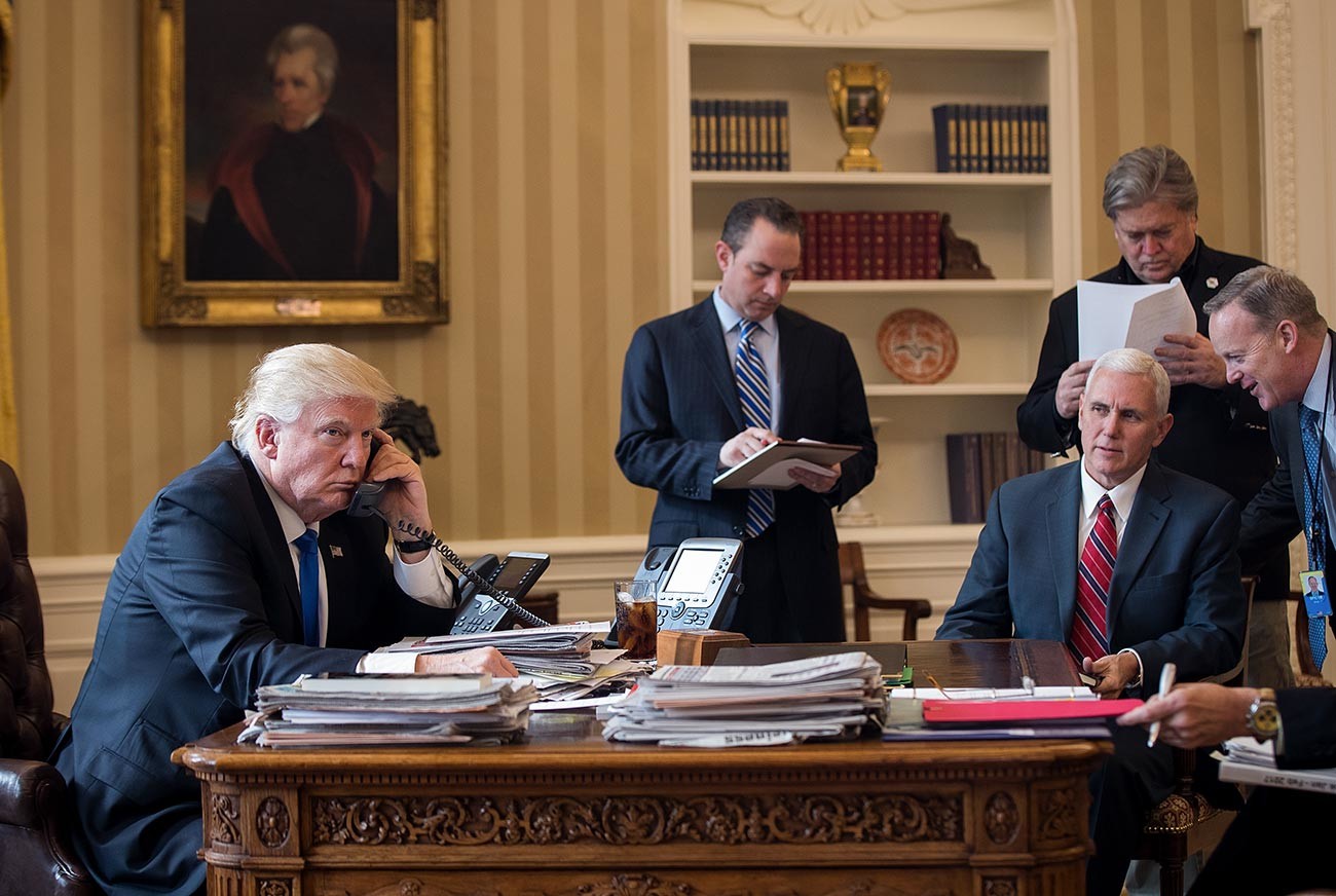 Donald Trump u Bijeloj kući u telefonskom razgovoru s ruskim liderom Vladimirom Putinom. 