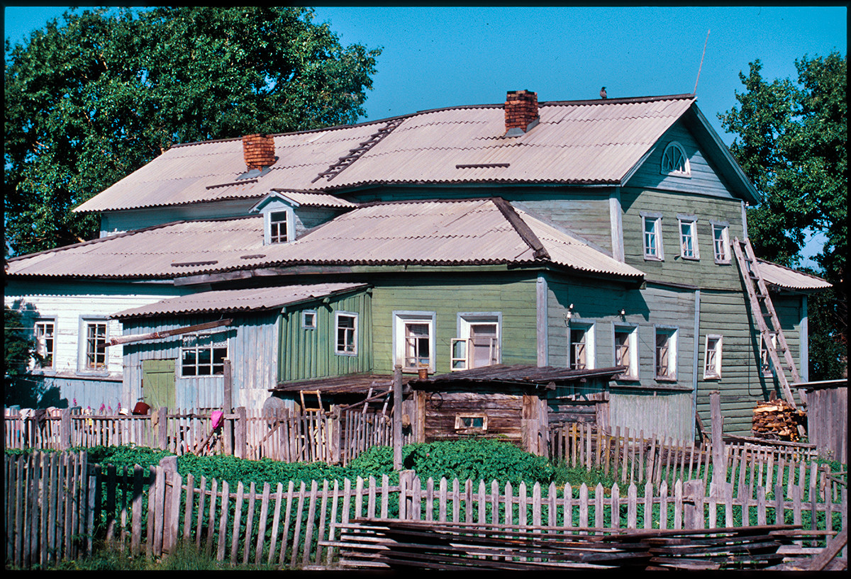 Varzuga, orilla izquierda. Casa de un comerciante de mediados del siglo XIX. 21 de julio de 2001