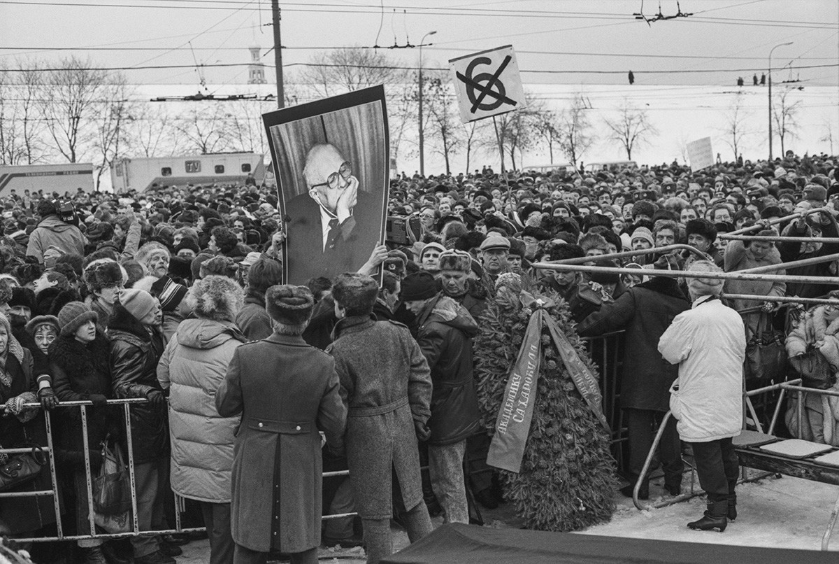 Decenas de miles de ciudadanos soviéticos acudieron a despedir a Andréi Sájarov en 1989.
