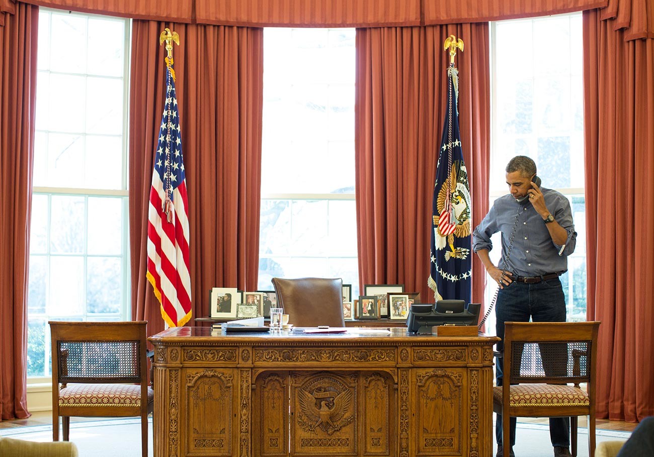 Barack Obama talks with Russian president Vladimir Putin