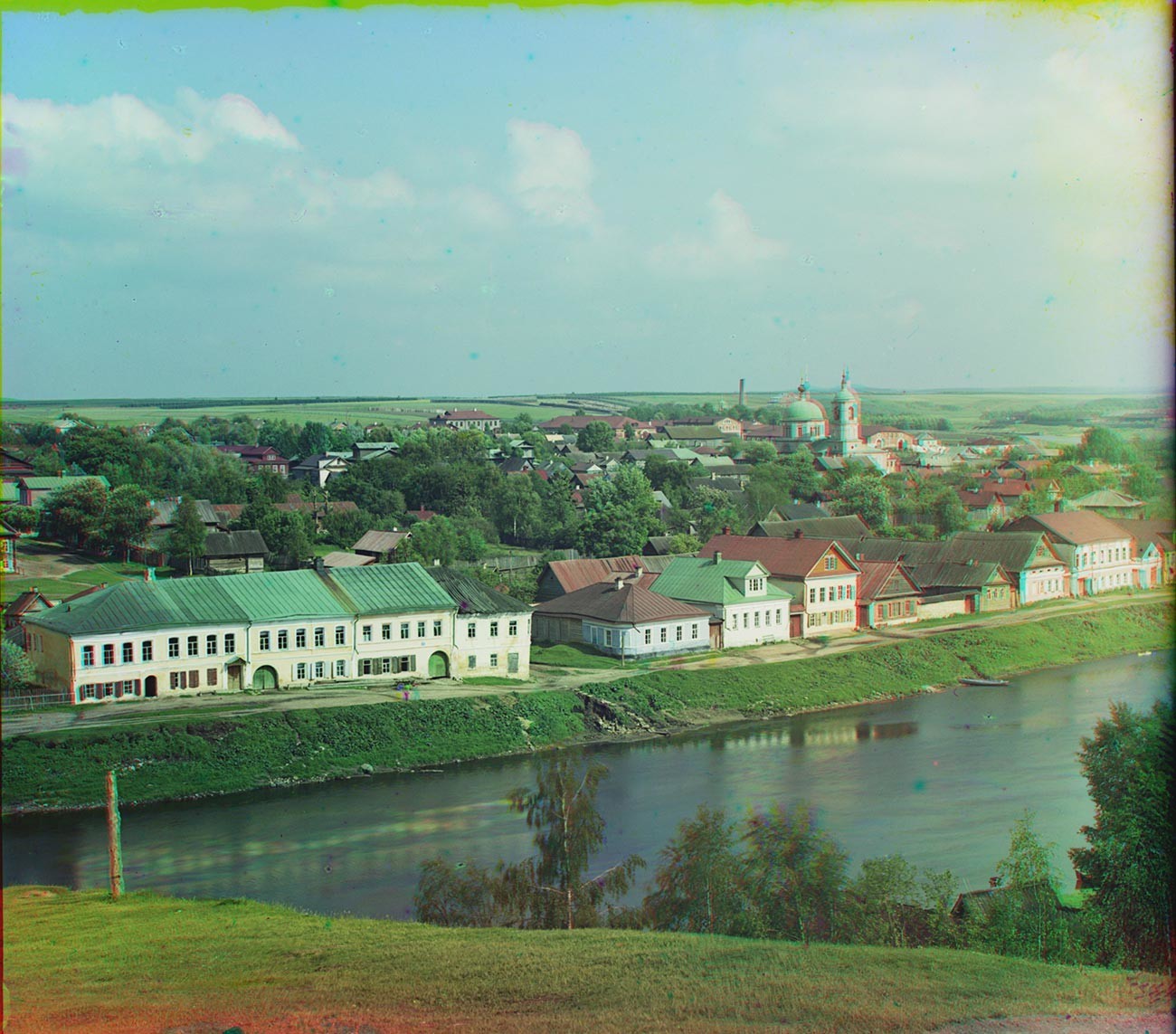 Torzhok. Vista suroeste desde el acantilado que domina el río Tvertsa, cerca del monasterio de los Santos Boris y Gleb. Centro en el horizonte: carretera arbolada de Moscú (ubicación de la finca Znamenskoie-Rayok a la derecha). Verano de 1910.