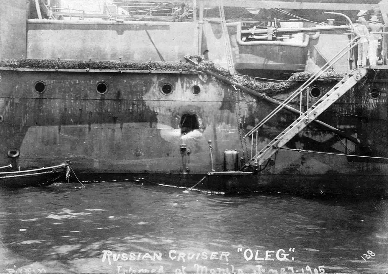 損害を受けたロシア帝国海軍の防護巡洋艦「オレーク」