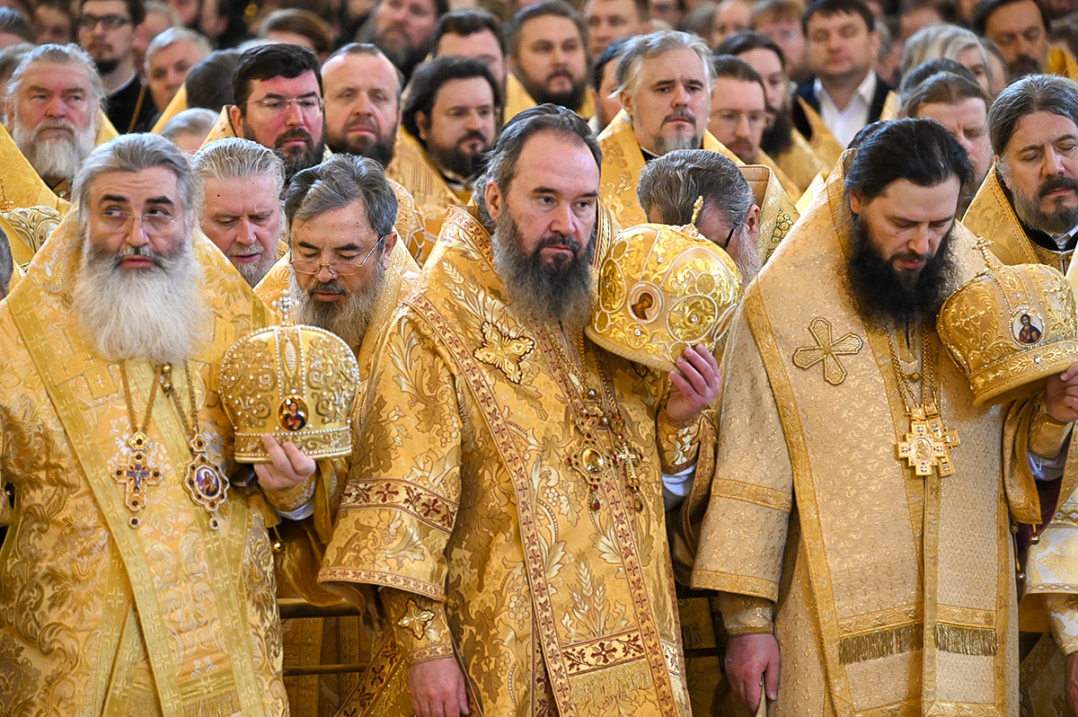 Membres du clergé assistant, en 2020, à la Divine Liturgie à la Cathédrale du Christ-Sauveur, à Moscou, pour le 11ème anniversaire de l'intronisation du patriarche Cyrille