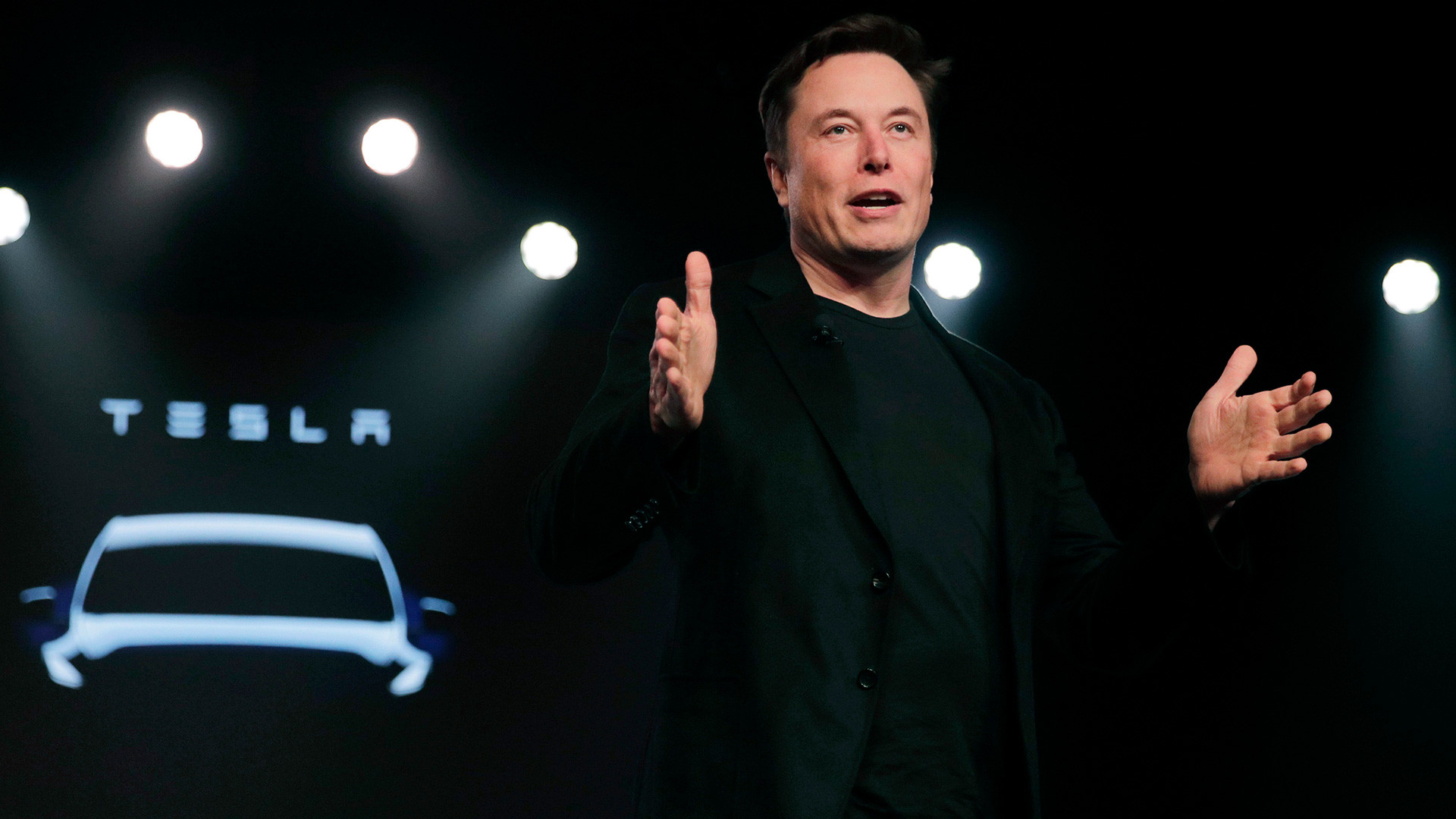 Elon Musk prend la parole avant de dévoiler le modèle Y au studio de design de Tesla