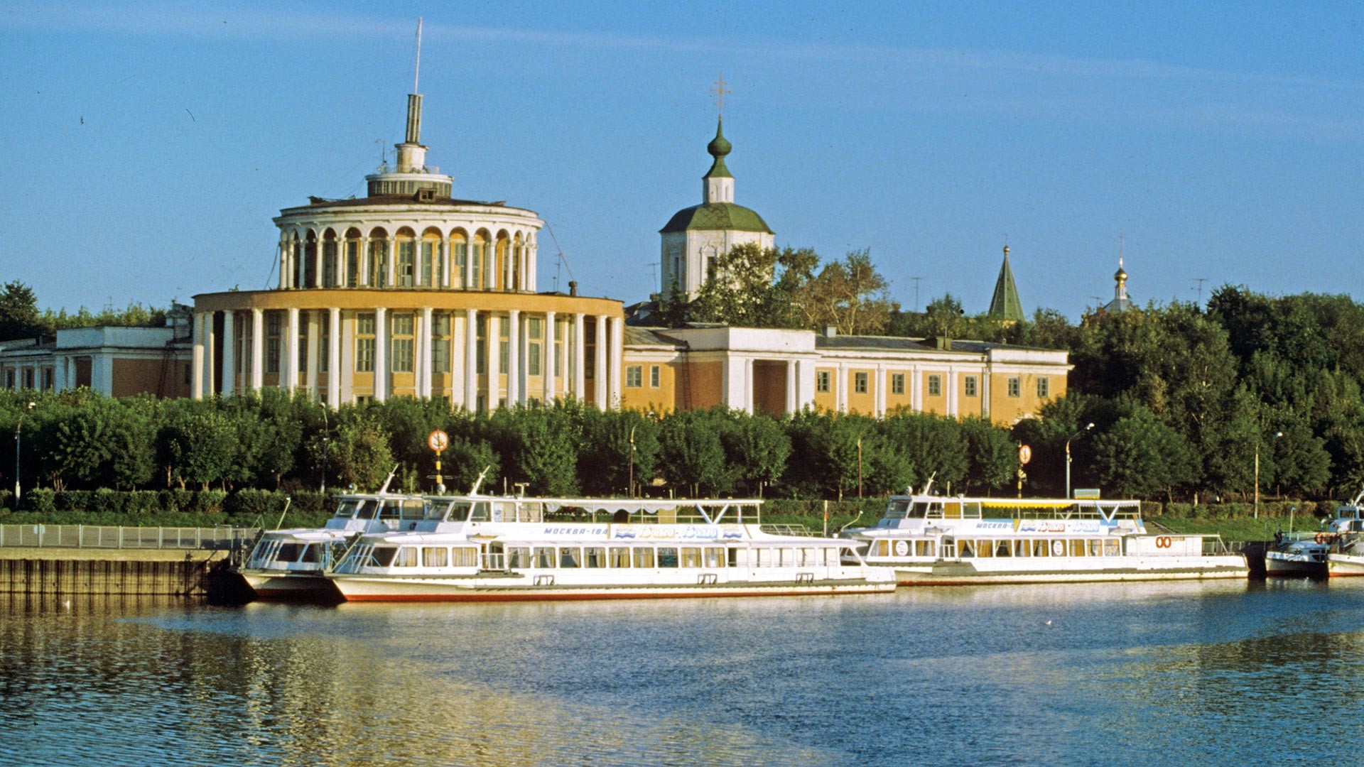 Terminal fluvial en Tver, en la década de 1990.
