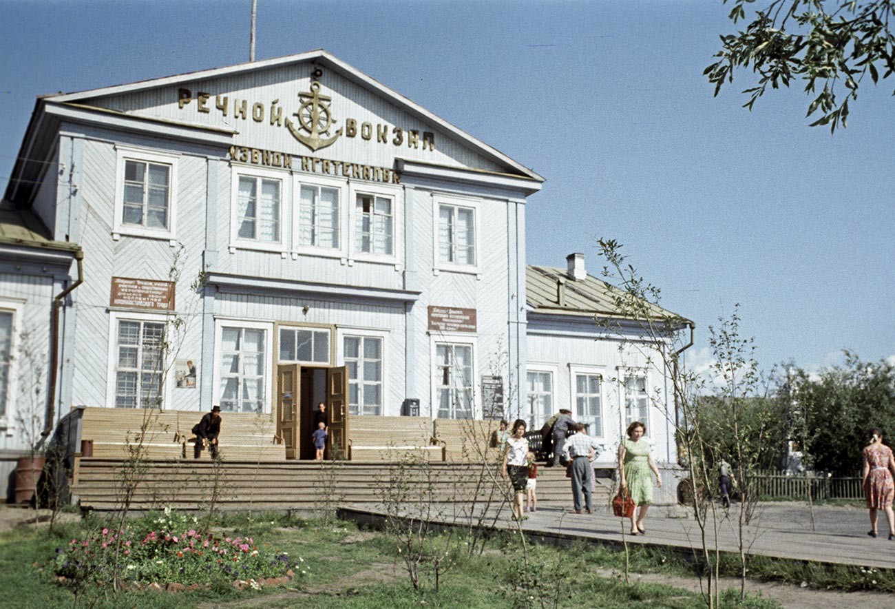 Terminal fluvial de pasajeros de Salejard, 1964.