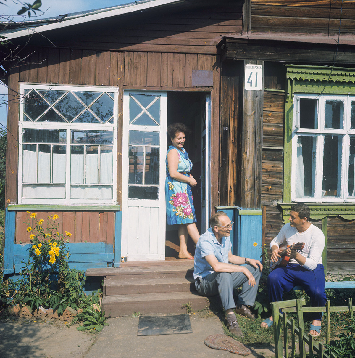 Il pilota-cosmonauta sovietico Vladislav Volkov con sua moglie e suo suocero in dacia
