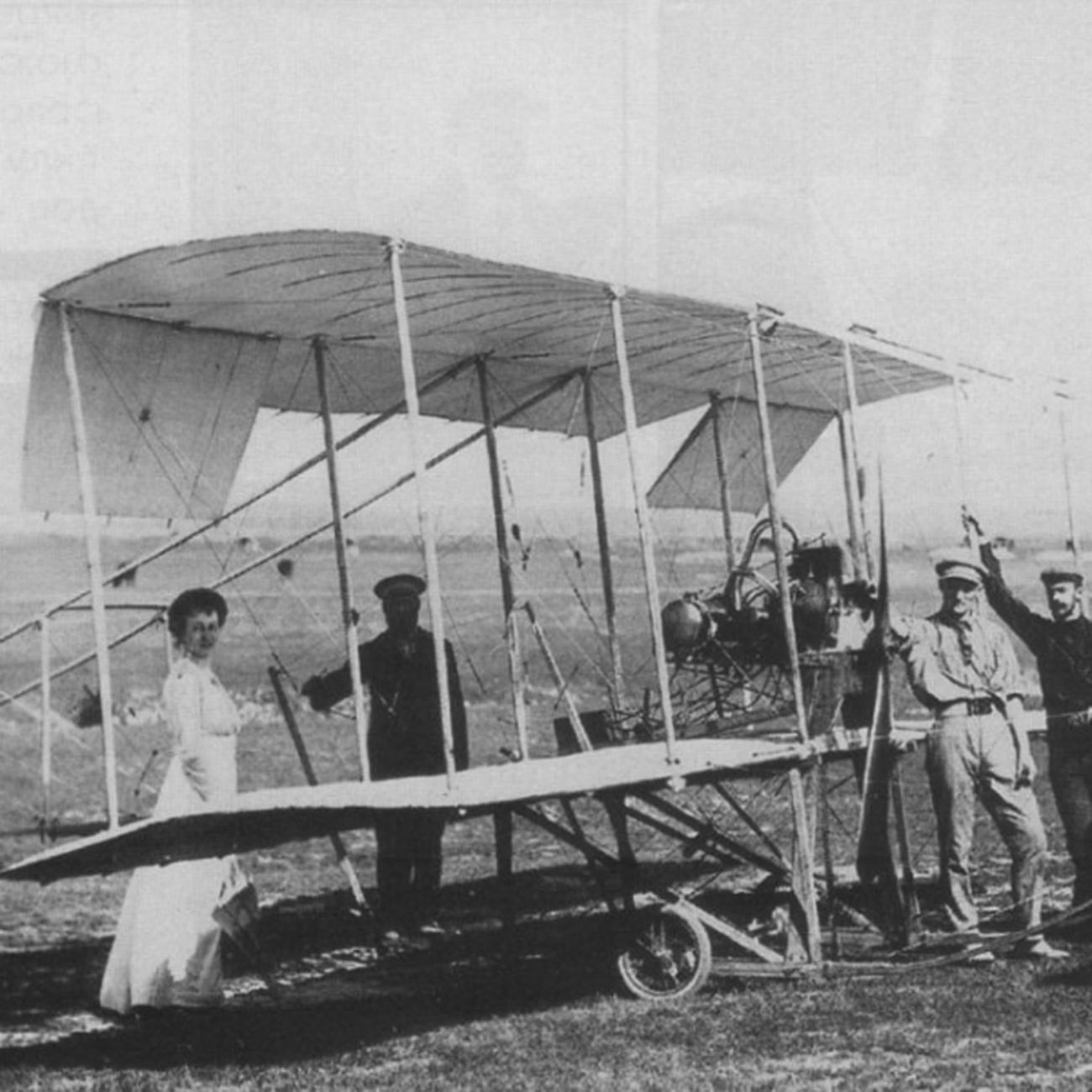 Lidija Swerewa steht in der Nähe des ersten russischen Flugzeugs Kudaschew-1.