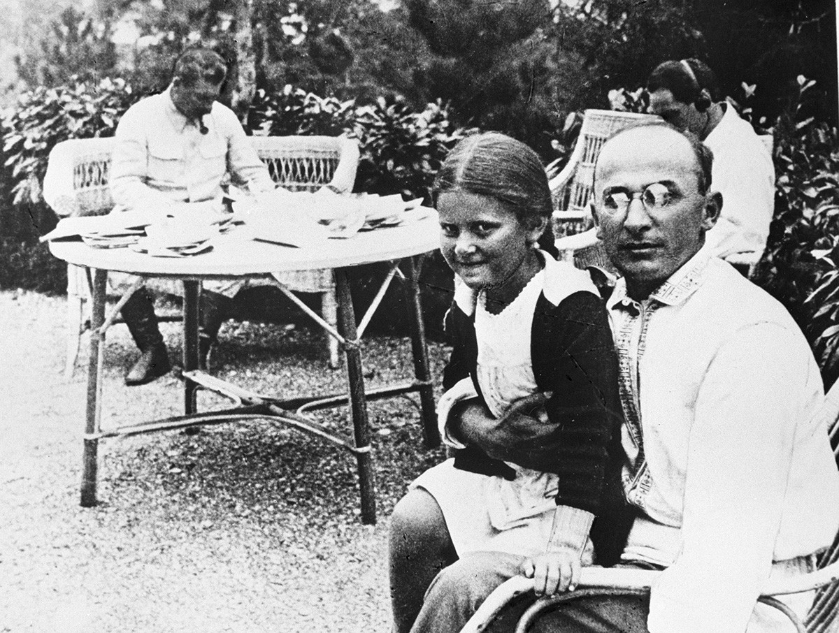 Stálin com a filha Svetlana e Lavrênti Béria em uma dátcha em Sôtchi.