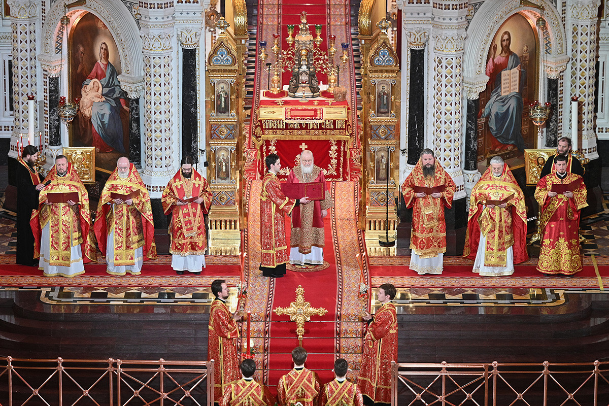 Patriark Ortodoks Rusia Kirill memimpin kebaktian Paskah di Katedral Kristus Sang Juru Selamat di Moskow, Rusia.
