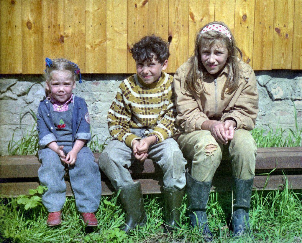 Дети одеты по-дачному. Резиновые сапоги - непременный атрибут