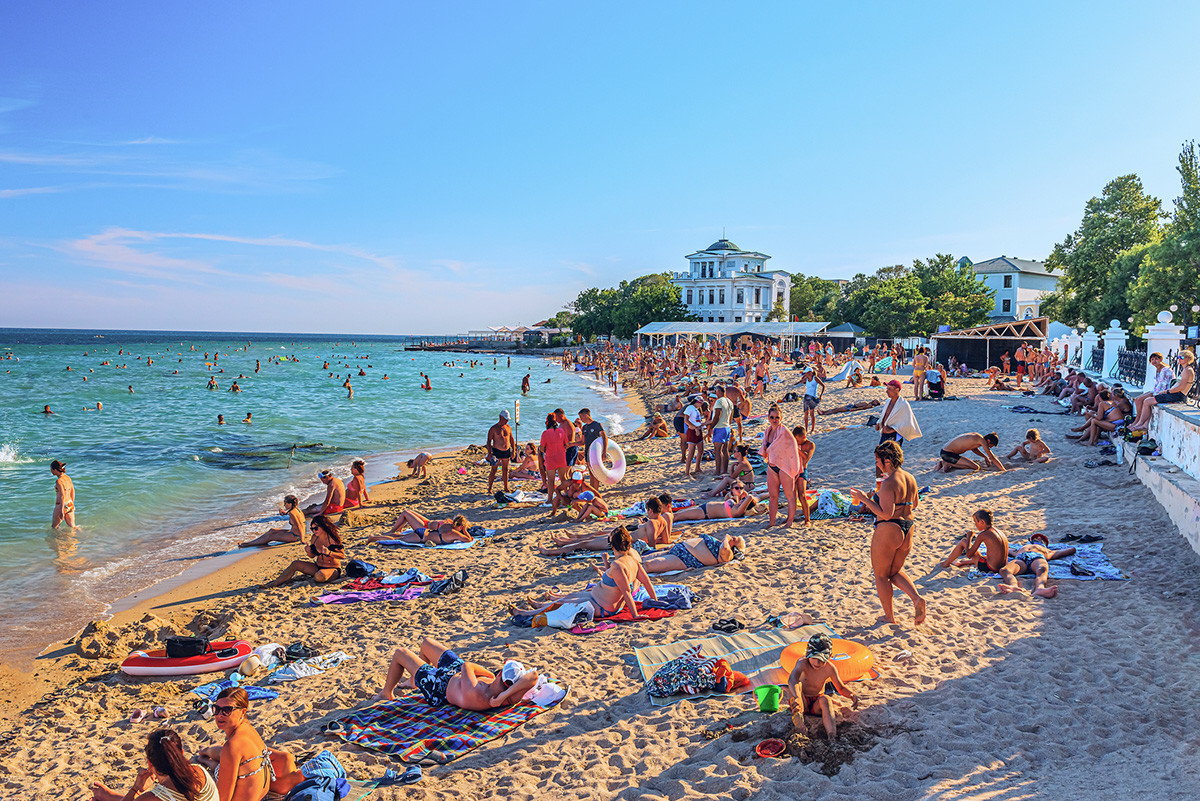 Велика гужва током летње сезоне на пешчаној плажи у летњем одмаралишту.