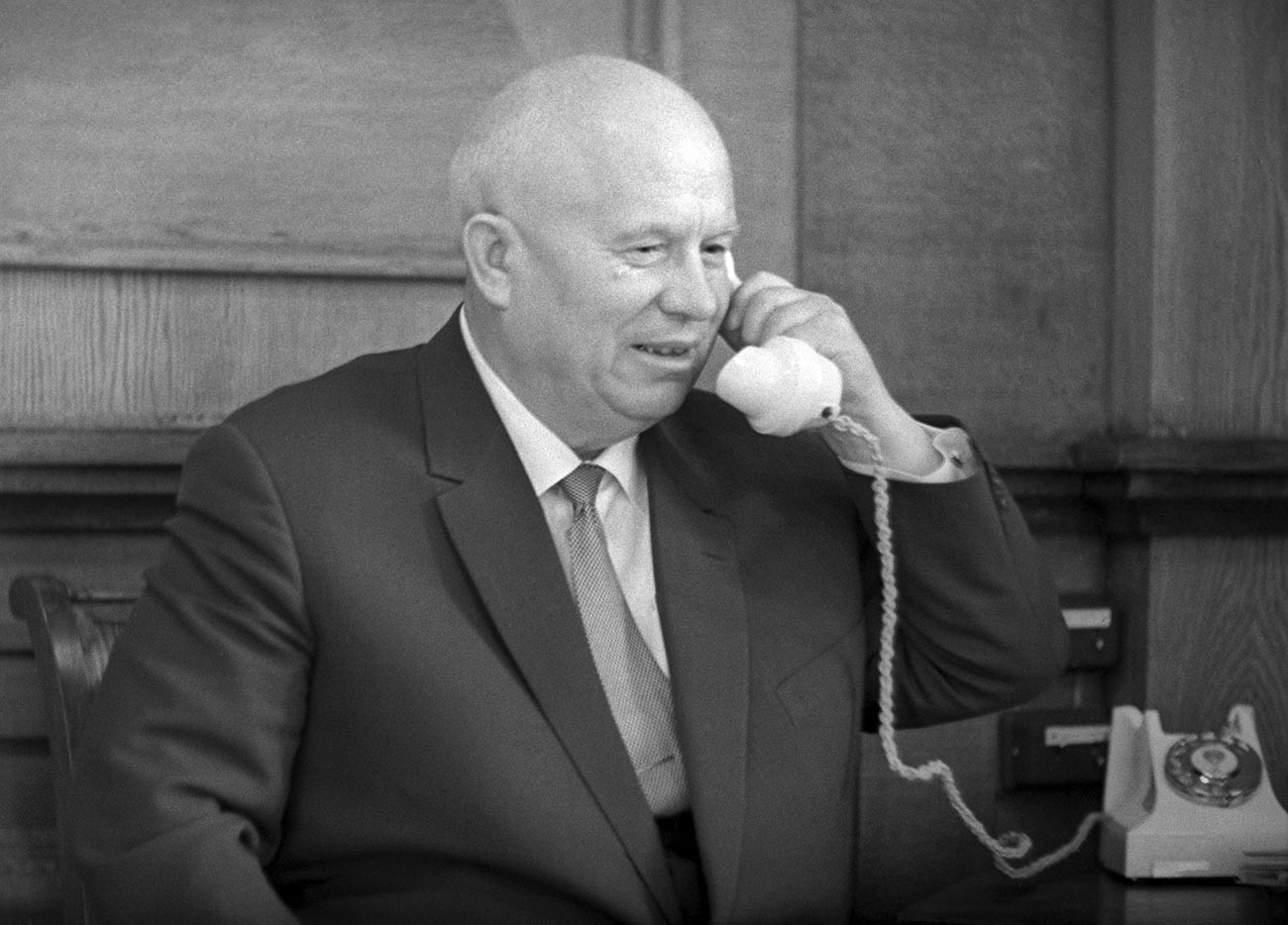 Москва, Кремљ. Првиот секретар на Централниот комитет на КПСС, Никита Хрушчов во неговиот работен кабинет