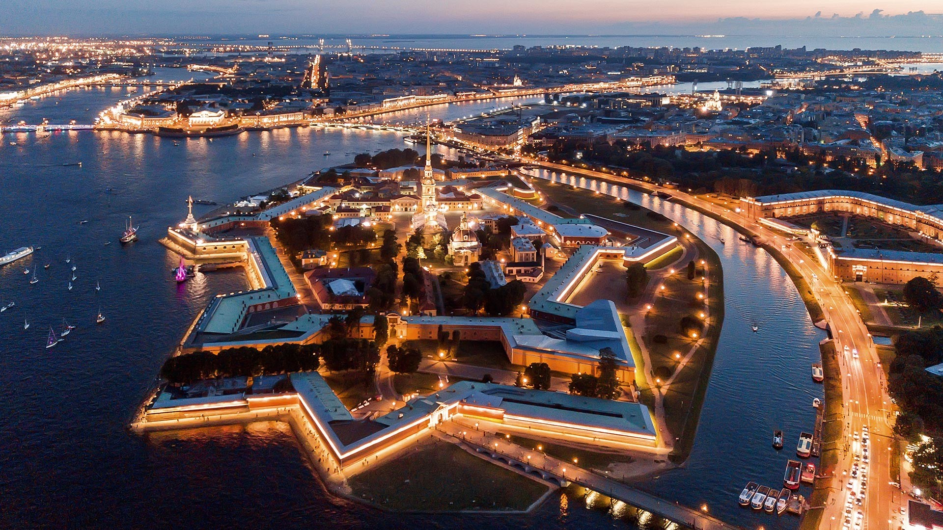 Luftaufnahme der Nachtstadt St. Petersburg, Peter-und-Paul-Festung.
