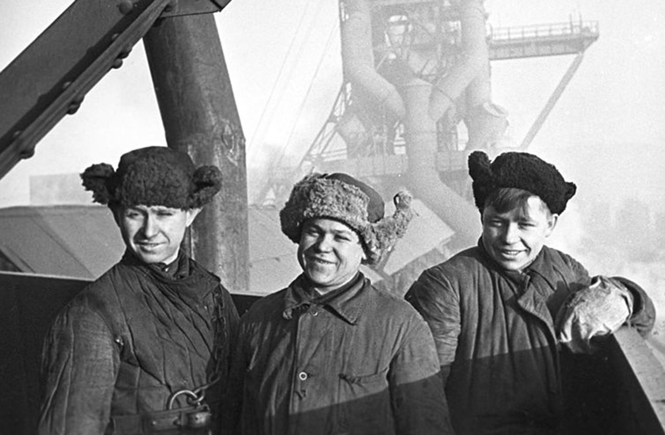 Mestres de obra na Usina Metalúrgica de Magnitogorsk, 1943.
