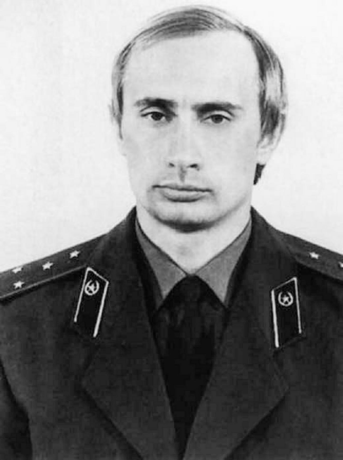 Wladimir Putin in jungen Jahren mit einer KGB-Uniform.