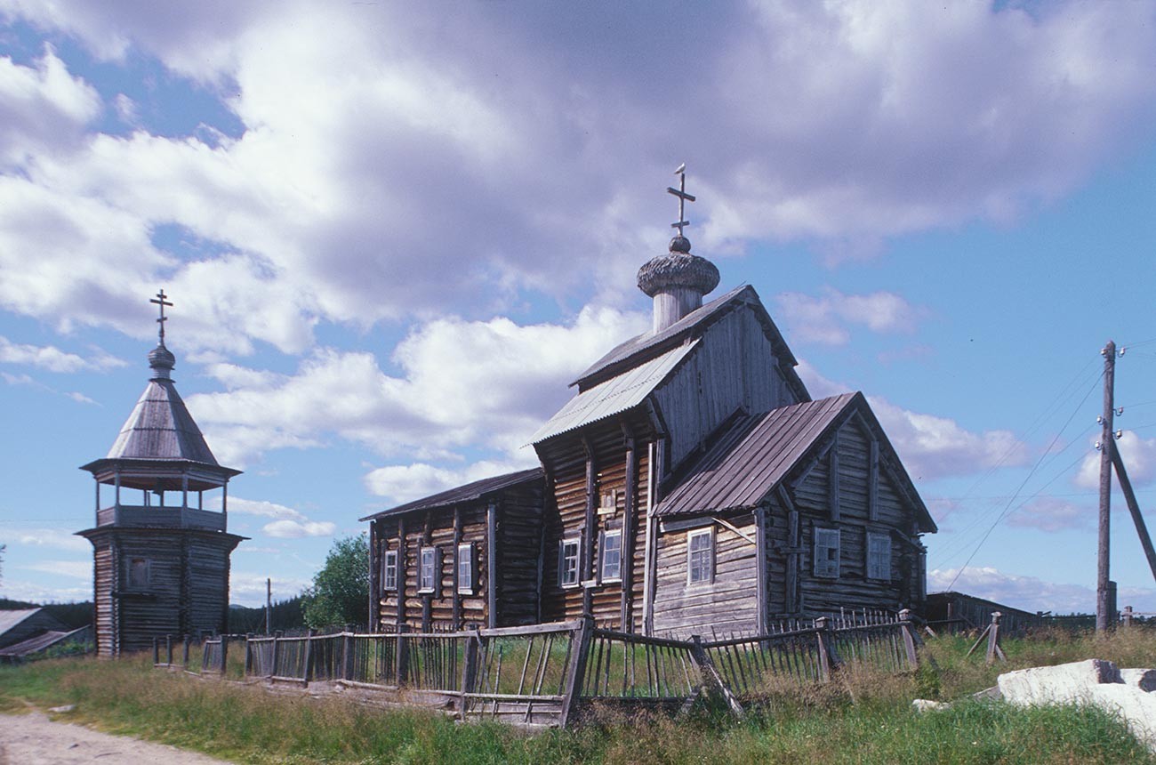 Kovda. Église Saint-Nicolas, vue sud-est avec le clocher. Photographie: William Brumfield. 24 juillet 2001