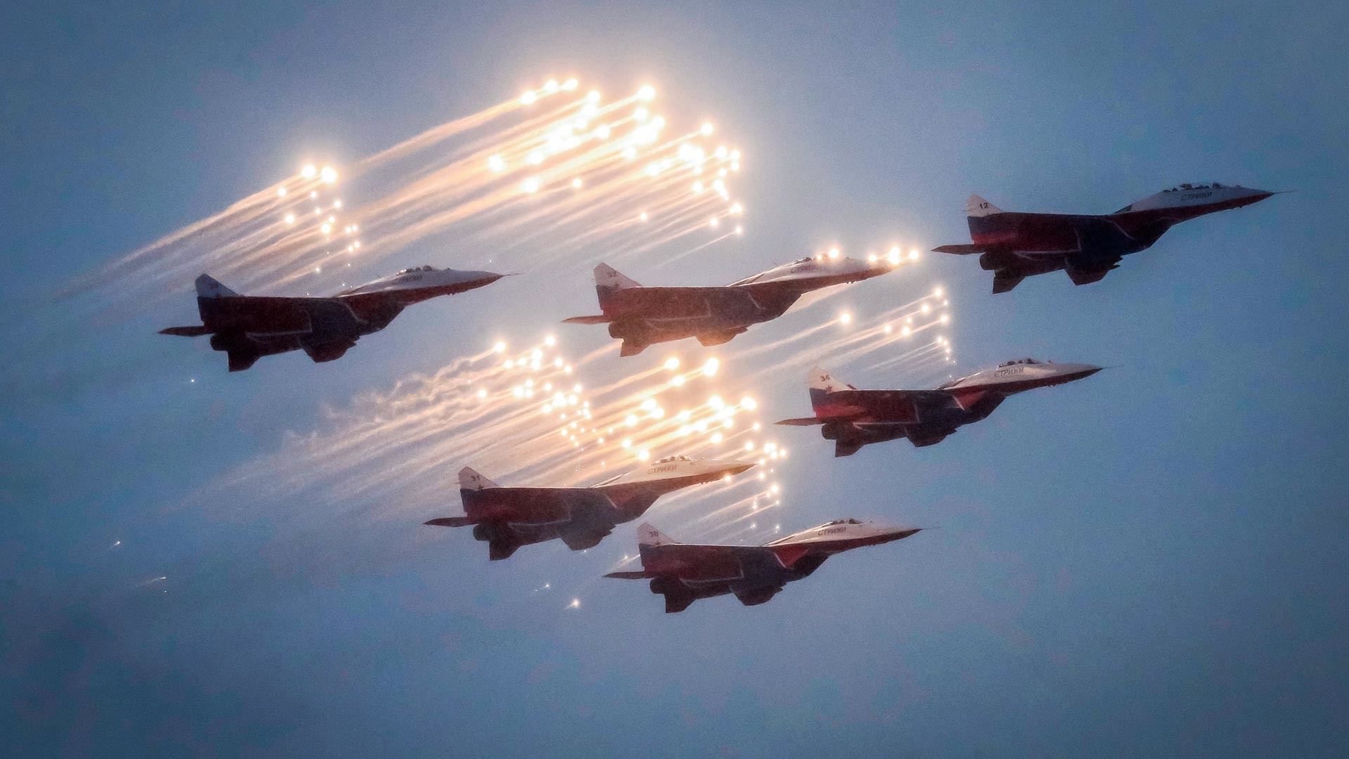 Andorinhas durante show aéreo que marcou os 75 anos desde o fim do Cerco a Leningrado, em São Petersburgo