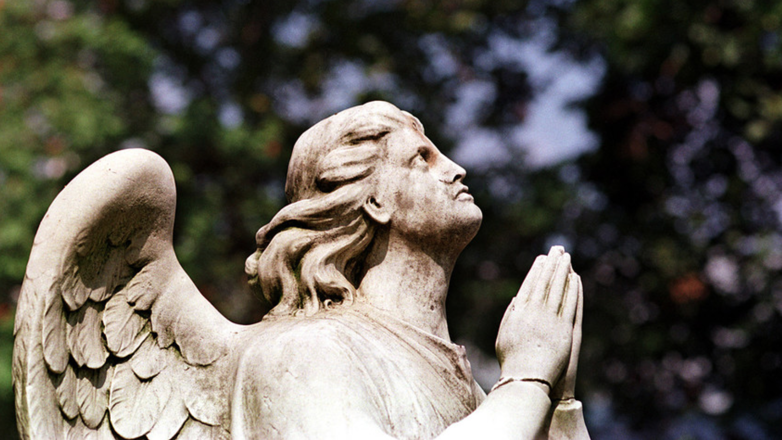 statue d'ange sur une ancienne tombe située dans le cimetière de