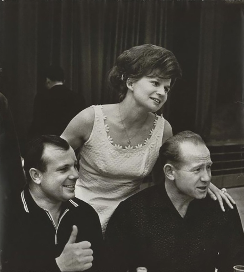 Iouri Gagarine, la première femme cosmonaute de l’histoire Valentina Terechkova et le premier homme à avoir effectué une sortie extravéhiculaire dans l’espace Alexeï Leonov, 1965