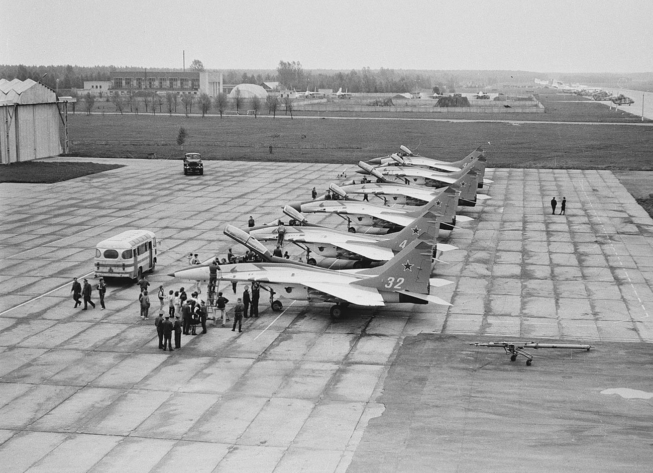Le groupe de voltige aérienne Striji (Martinets) à la base aérienne de Koubinka, avril 1992
