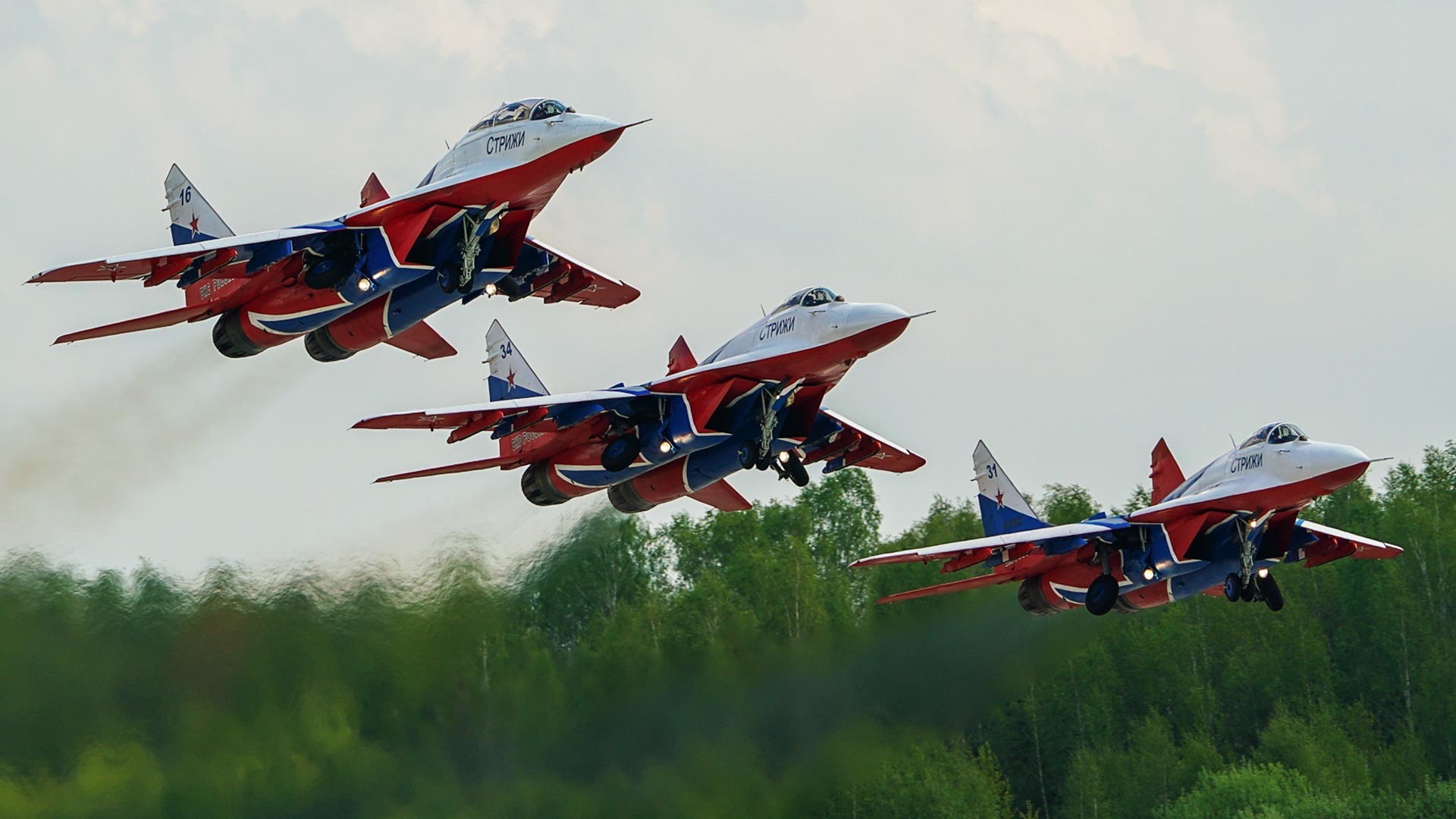 Les chasseurs MiG-29 de l'équipe de voltige aérienne Striji effectuent un vol de démonstration au-dessus de l'aérodrome de Koubinka
