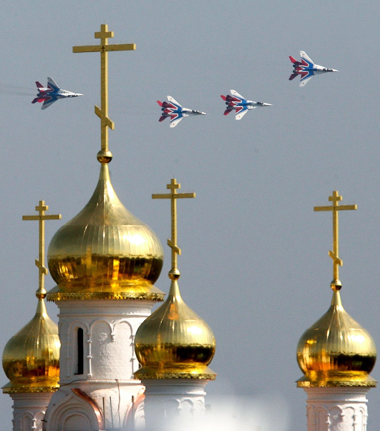 Le groupe de voltige aérienne Striji vole au-dessus d'une église orthodoxe au cours du salon aérospatial MAKS-2007
