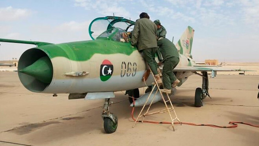El personal de tierra prepara un avión MiG-21 libio para sus operaciones en el sur de Libia, en la base aérea de Jufra.