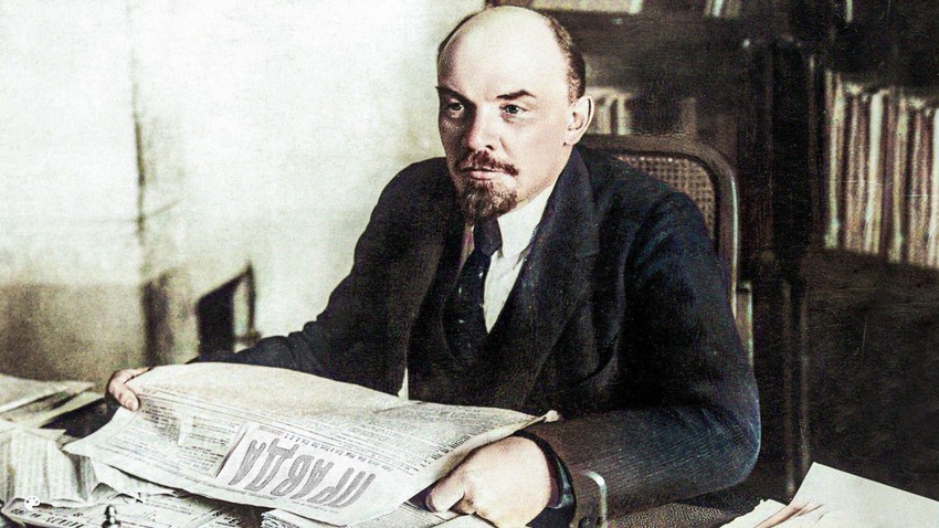 Lenin hält eine Ausgabe der Zeitung Prawda.